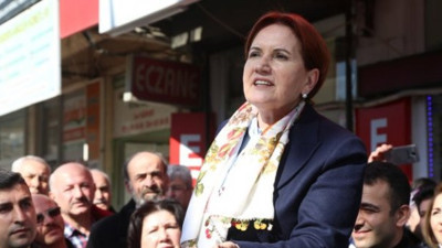 Vatandaş Meral Akşener'e yazdığı şiiri okudu! Akşener, "Memleket gezilerine" devam ediyor