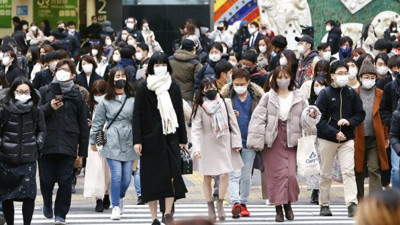 Japonya Başbakanı'ndan halkına işbirliği çağrısı. Virüs tatil dinlemiyor