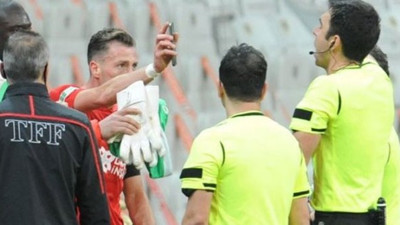 Sivassporlu Hakan Arslan’ın hakeme telefon gösterme olayı Avrupa medyasında manşetlere çıktı