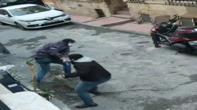 Beyoğlu'nda boğazını kestiler. İzleyenlerin kanı dondu