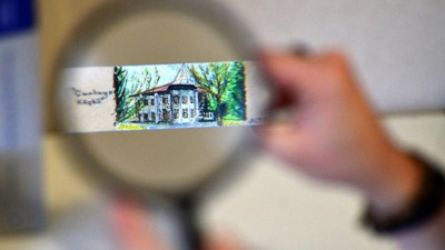 Büyüteçle görülen resimler ilgi odağı