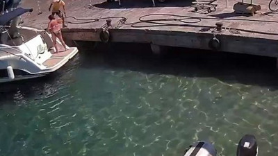 Teknedeki kadına dikkatli bakın saniyeler sonra olacaklara inanamayacaksınız. Tehlike teknenin içinde