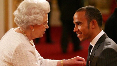 F1'de tarihe geçen Lewis Hamilton’a Britanya'da SİR unvanı verildi