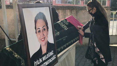 Akademisyen Aylin Sözer'e son veda. Gözyaşları sel oldu. Tabutun başına kırmızı tülbent