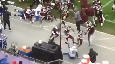 Amerikan futbolu boks maçına döndü. Yumruklar havada uçuştu