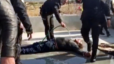 Mersin'de alev topuna dönen adama hortumlu müdahale. Cayır cayır yandı