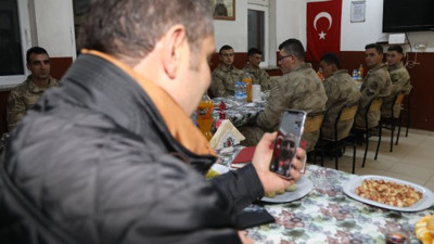 Bakan Soylu'dan Sivas'taki askerlere sürpriz kutlama