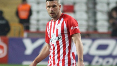 Podolski'ye taraftarların tepkisi çığ gibi büyüyor