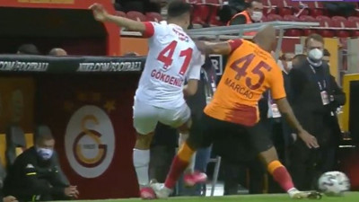 Galatasaray Antalyaspor maçında da hakem rezilliği devam etti. Sosyal medya bu pozisyon için birbirine girdi