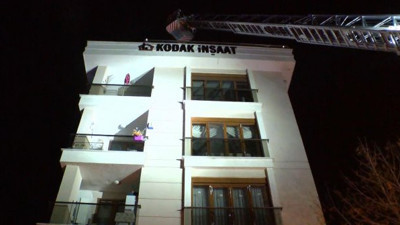 Tuzla'da apartmanda yangın: İtfaiye eri yaralandı