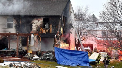 ABD’de uçak evin üstüne düştü