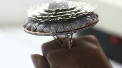 Bu yüzükteki elmasları saya saya bitiremediler