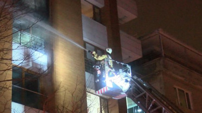 Panikle apartmanı boşalttılar. Yangını duyan dışarı kaçtı