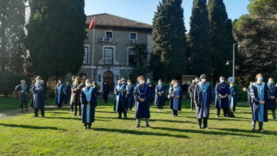 Boğaziçi Üniversitesi’nde akademisyenlerden protesto. Cübbelerini giyip sırtlarını döndüler