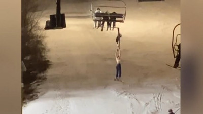 ABD'li kadın kayakçı dakikalarca havada asılı kaldı. Metrelerce yüksekte ecel teri döktü