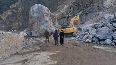 Artvin'deki dev kaya gümbür gümbür yola uçtu