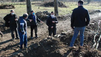 Bartın'da ağaç dikmek için çukur açıyordu. Bahçesini kazarken küt sesi duydu arkeologlar akın etti.