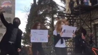 Rektör Rektör olalı böyle zülum görmedi. Rektöre odasının önünde Metallica dinlettiler