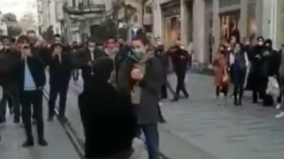 Barış Murat Yağcı İstiklal’in ortasında diz çöktü evlenme teklifi etti. Survivor Nisa’nın tepkisi olay oldu