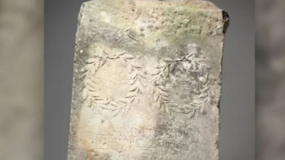 Ata binmek için üzerine basıyordu. Gizemli yazı bir anda cüzdanını doldurdu