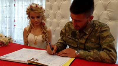 Askeri kamuflajla nikah masasına oturdu