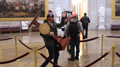 Kürsüyü koltuk altına alıp meclisten el sallayarak çıktı. Fiyatı her dakika yükseldi. Bakın kaç para verdiler