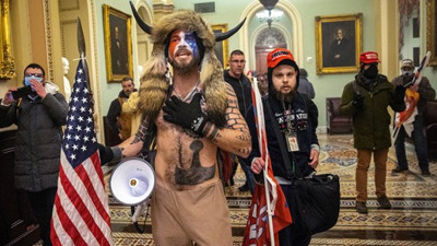 Kongre baskınının aranan Viking'i şehrin göbeğinde ortaya çıktı. Yemin törenine de katılmak istiyor
