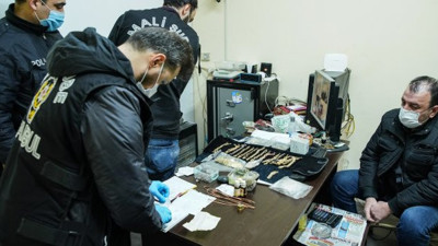 Aman dikkat altınınız evde tenekeye dönüşmesin. Polis 8 ilde imalathaneleri bastı. Gerçek altını anlamanın yolu