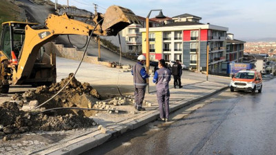 Kepçe operatörü ilçeyi soğukta bıraktı