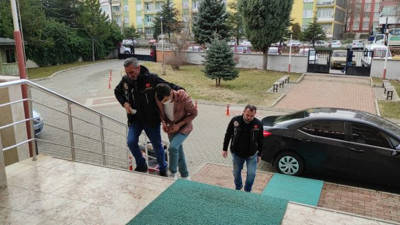 Çaldığı bıçakla 22,5 lira gasp etti. Aynı mahallede yakalandı