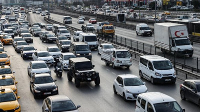 İstanbullunun trafik çilesi bitmek bilmiyor. İstanbul 1 saatte bu hale geldi trafik durma noktasında