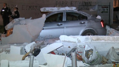 Bursa'da fırtına otomobili pert etti