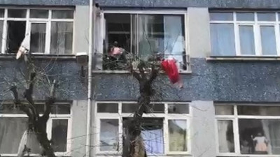 Fatih'te ilginç olay. Eşyalarını camdan atan adama atla tepkisi