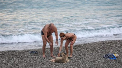 Yasaktan muaf olan turistler denize girdiler