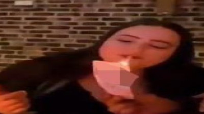 Sosyal medyayı dehşete düşüren kızlar. Çarpar sizi o para üzerinde Atatürk ve Ay Yıldız var