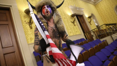 ABD'deki Kongre baskının sembolü olan boynuzlu Viking teslim oldu