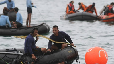 Endonezya'da yolcu uçağının düştüğü bölgede arama kurtarma çalışmaları sürüyor