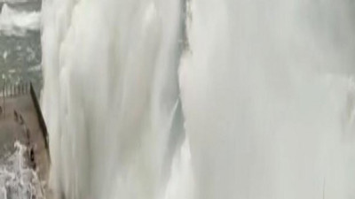 Dev dalgalar sahilde patladı otel müşterileri dondu kaldı