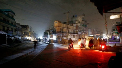 Pakistan karanlığa gömüldü