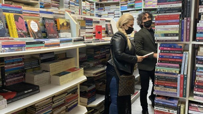 İzmirlililer'in çöpü onun mesleği oldu. 46 yılda biriktirdi şimdi tek tek satıyor