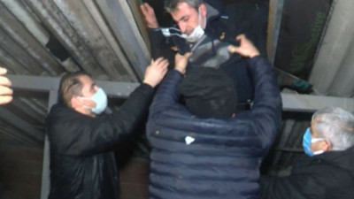 Kumar oynayan adamın savunması ekipleri de şaşırttı. Polisten kaçmak için çatıya sığındı