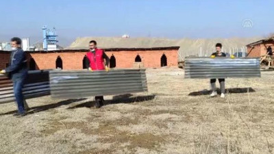 Bingöl’de gönüllü gençlerden örnek davranış: sokak hayvanları için 60 barınak kurdular