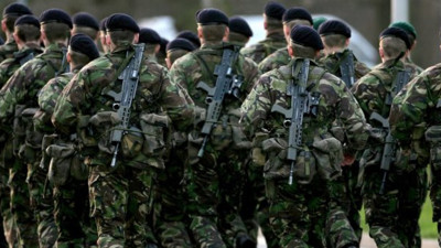 ABD ve İngiliz SAS komandoları uzaylılara karşı silah kuşandı. Özel silahlarla gece gündüz tatbikat yaptılar