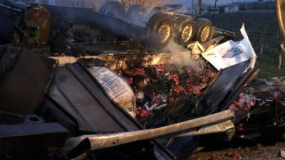 Alev topuna dönen TIR'ın içinde diri diri yandı