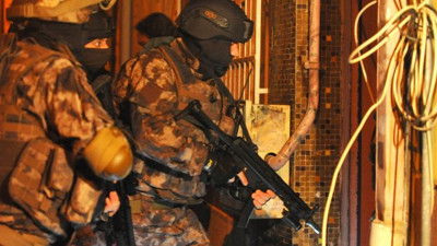 Yarbayın da arasında bulunduğu 17 askere FETÖ baskını