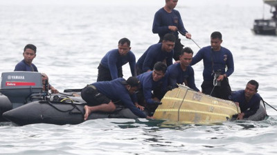 Endonezya’da düşen yolcu uçağının kara kutusu bulundu