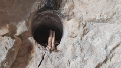 Roma dönemine ait oda mezarda patlayıcı için yerleştirilmiş kablolar bulundu