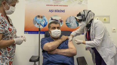 Sağlık Bakanı Fahrettin Koca ve Mehmet Ceyhan canlı yayında korona aşısı oldu