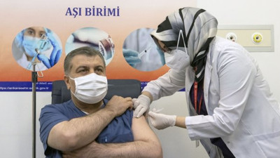 Sağlık Bakanı Fahrettin Koca aşı oldu tartışmalar alevlendi