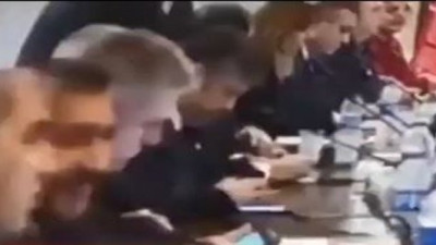 Bilim Kurulu geçen hafta maskesiz ve mesafesiz dün ise maskeli mesafeli. Dünkü Çin aşı Sinovac’ın barkodunu göstermediler